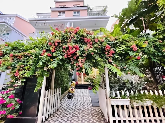 Nữ diễn viên Mưa Đỏ: Trong phim đau khổ khóc cạn nước mắt, ngoài đời sống chill với cơ ngơi 4 tầng phủ kín hoa!- Ảnh 4.