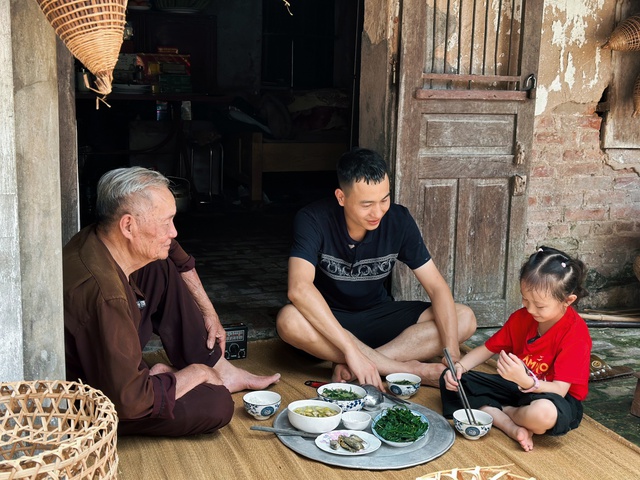 Em bé Điện Biên gây chú ý với hành trình đặc biệt cùng bố- Ảnh 4.