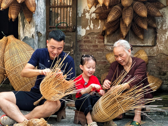 Em bé Điện Biên gây chú ý với hành trình đặc biệt cùng bố- Ảnh 5.
