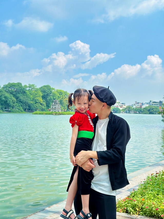 Em bé Điện Biên gây chú ý với hành trình đặc biệt cùng bố- Ảnh 1.