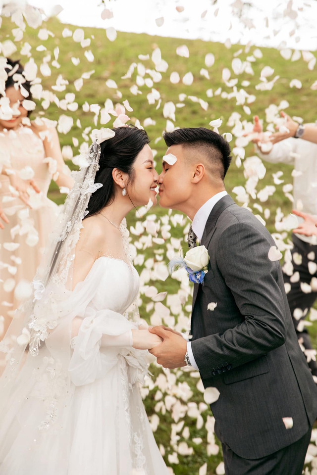 Quang Hải được vợ lái xế hộp bạc tỷ đưa đi làm, tưởng "số hưởng" ai dè lại "tốn" ngay một iPhone 17- Ảnh 3.