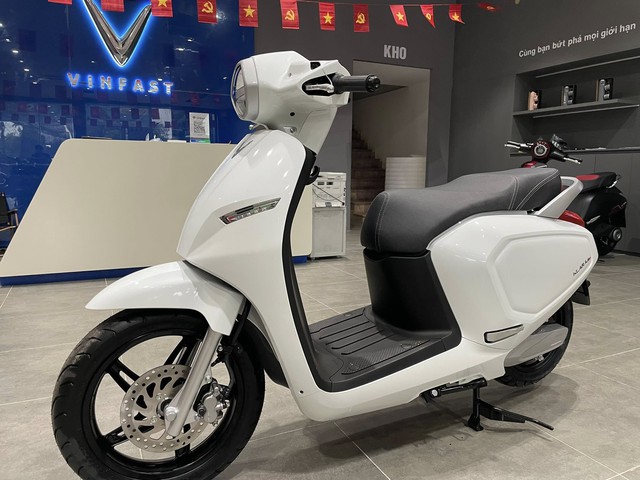 Xe máy điện gây sốt khi giảm giá còn 25 triệu: Ngoại hình đẹp, pin chạy 112km thách thức xe xăng- Ảnh 2.