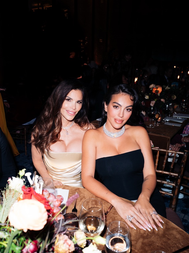 Vợ sắp cưới của Ronaldo phô trương nhẫn đính hôn kim cương triệu đô, so bì cùng vợ tỷ phú Jeff Bezos gây choáng- Ảnh 2.