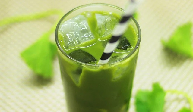 Phụ nữ uống nước rau má vào Phụ nữ uống nước rau má vào