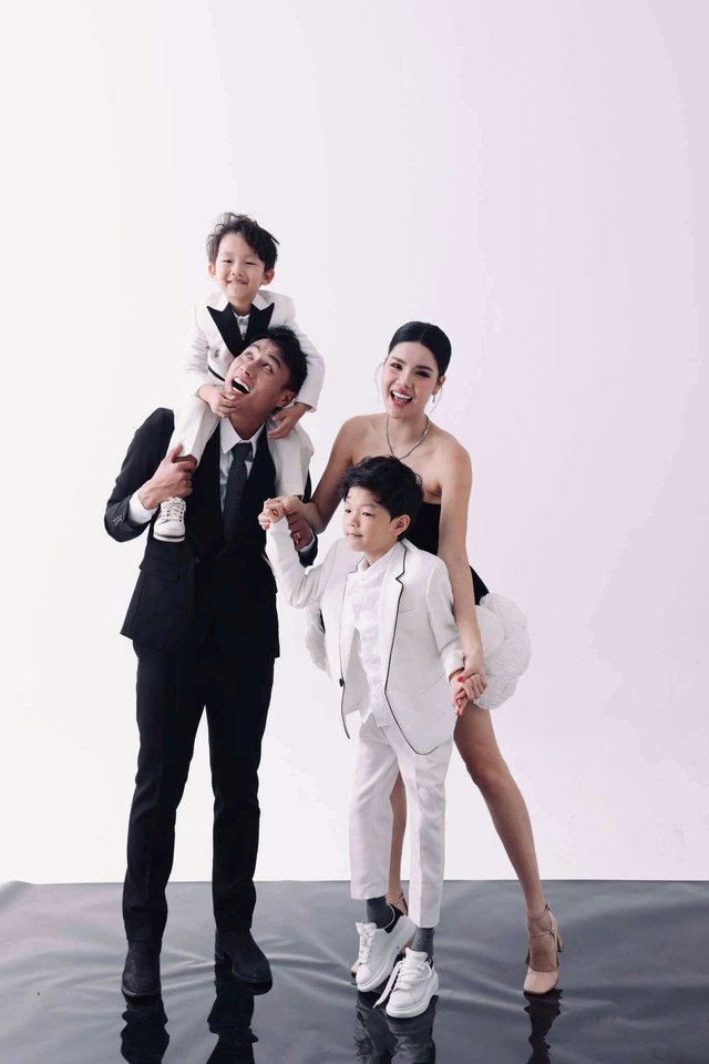 Bất ngờ với hình ảnh Kỳ Hân lam lũ bán tàu hũ vỉa hè, còn đâu chân dài sang chảnh bên Mạc Quân ngày nào- Ảnh 4.