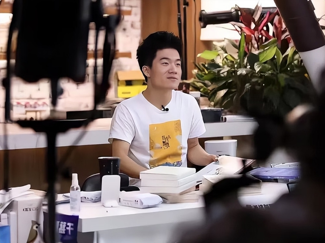 Bị nhận xét "mắt nhỏ", nam MC trả lời 1 câu triết lý bất ngờ: Học vấn không cao nhưng EQ thì đỉnh nóc!- Ảnh 1.