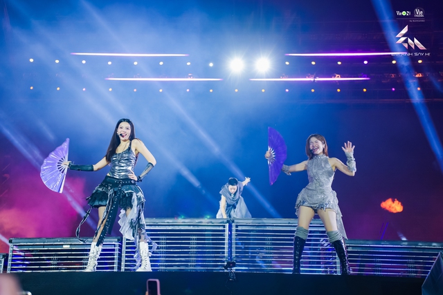 Em Xinh “Say Hi” Concert – Đêm 1: Bích Phương – Tăng Duy Tân được fan tung hô “cặp đôi OTP” ngay trên sân khấu- Ảnh 2. Em Xinh “Say Hi” Concert – Đêm 1: Bích Phương – Tăng Duy Tân được fan tung hô “cặp đôi OTP” ngay trên sân khấu- Ảnh 2.