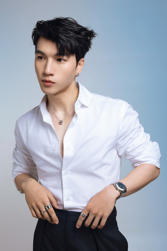 HIEUTHUHAI "nổ job" với BVLGARI: Mặc sơ mi trắng, đeo trang sức hơn 700 triệu lên người- Ảnh 5.
