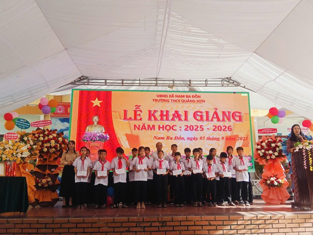 Dự án “Hành Trình Việt Nam” trao tặng 110 triệu đồng cho hơn 60 học sinh tại tỉnh Quảng Trị- Ảnh 2.