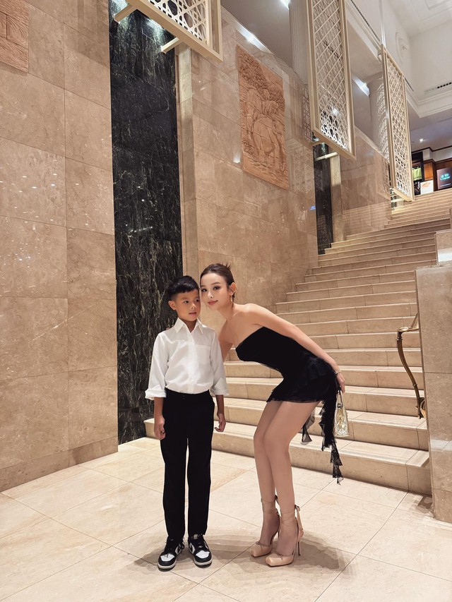 Đại thiếu gia 8 tuổi có mẹ là "búp bê không tuổi", bố là chủ chuỗi khách sạn nổi tiếng TP.HCM- Ảnh 1.