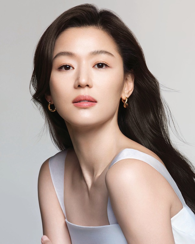 "Mợ chảnh" Jeon Ji Hyun U45 trẻ đẹp vô đối, vòng eo con kiến săn chắc thấy mê nhờ chăm tập môn này!- Ảnh 1.