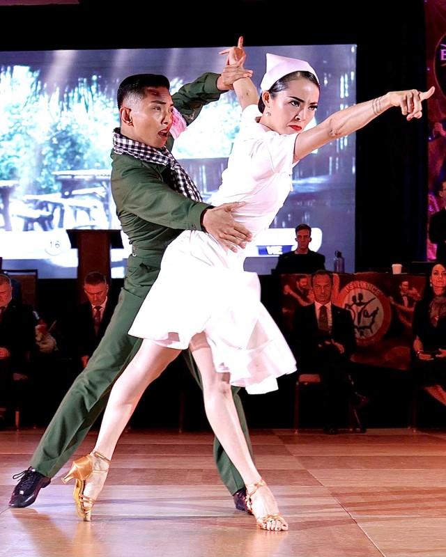 Điều khiến bạn diễn của Phan Hiển "nổi da gà" khi thể hiện màn dancesport chủ đề kháng chiến chống Mỹ trên chính đất Mỹ- Ảnh 3.