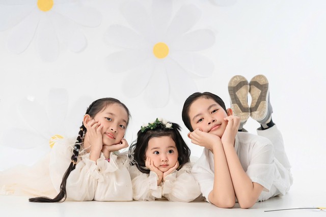 3 nhóc tỳ đáng yêu đẹp như tranh vẽ nhà Khánh Thi - Phan Hiển- Ảnh 3.