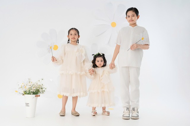 3 nhóc tỳ đáng yêu đẹp như tranh vẽ nhà Khánh Thi - Phan Hiển- Ảnh 1.