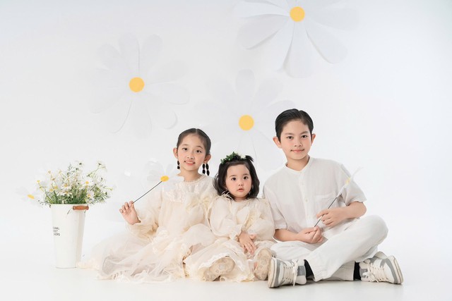 3 nhóc tỳ đáng yêu đẹp như tranh vẽ nhà Khánh Thi - Phan Hiển- Ảnh 4.