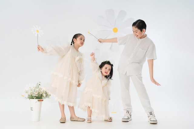 3 nhóc tỳ đáng yêu đẹp như tranh vẽ nhà Khánh Thi - Phan Hiển- Ảnh 2.