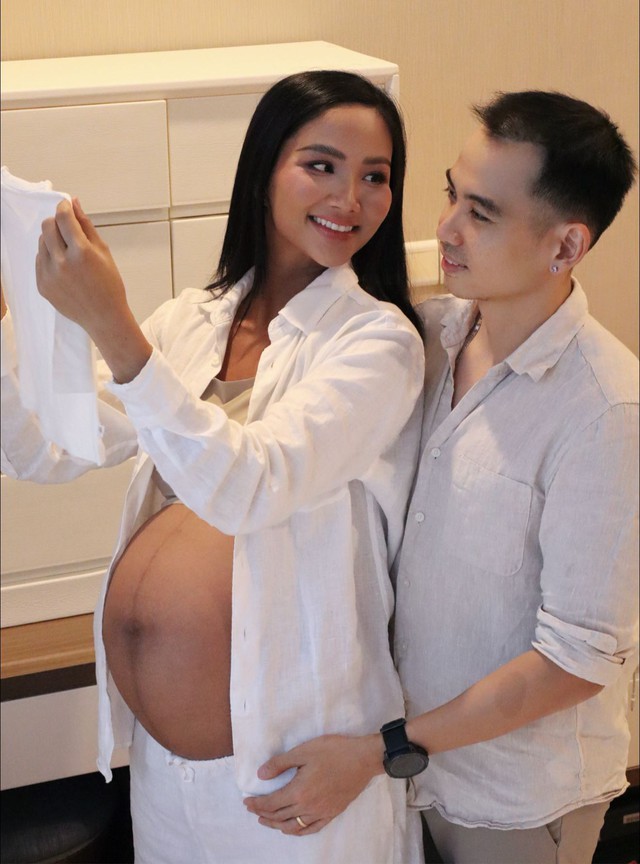 Hoa hậu H'Hen Niê cuối thai kỳ: Visual vẫn nét căng, chồng có hành động top 1 "nuông chiều" vợ- Ảnh 2.