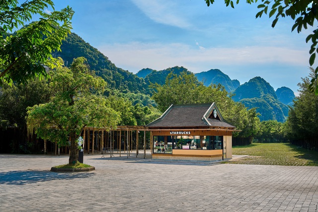  Starbucks Việt Nam lại khiến dân tình xuýt xoa với chi nhánh mới, lần này nằm giữa núi non: "Nhật Bản cũng chỉ đến thế”!- Ảnh 1.