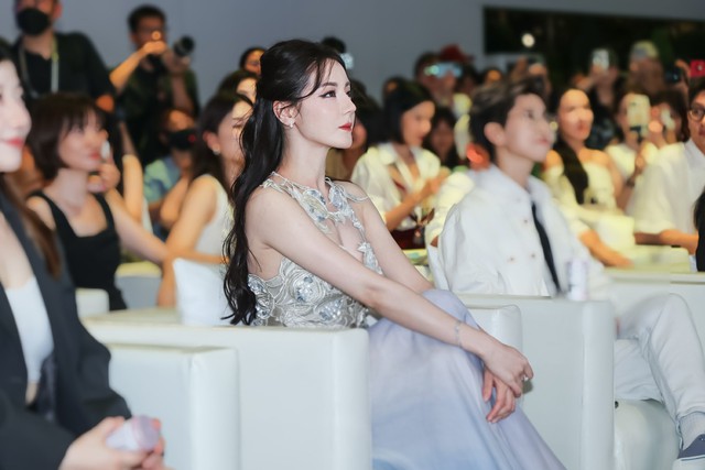 Ai đã khiến Địch Lệ Nhiệt Ba mặt mũi “biến dạng”, fan cũng không dám nhận?- Ảnh 6.
