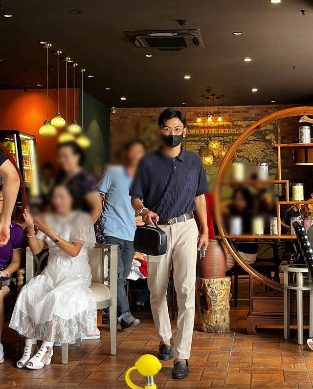 CLIP "tổng tài" lặn lội đến quán cà phê xin lỗi, chủ quán: "24h là quá muộn, mời ra ngoài, chị không tiếp em”- Ảnh 1. CLIP "tổng tài" lặn lội đến quán cà phê xin lỗi, chủ quán: "24h là quá muộn, mời ra ngoài, chị không tiếp em”- Ảnh 1.