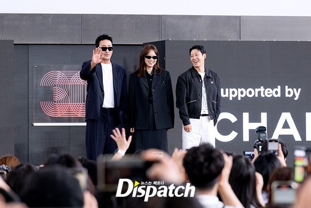 Ha Jung Woo - Gong Hyo Jin lộ "bệnh ngôi sao" ở LHP Busan: Đã đi muộn còn coi thường khán giả ra mặt?- Ảnh 4.