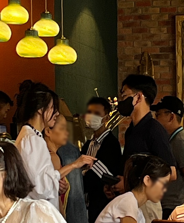 CLIP "tổng tài" lặn lội đến quán cà phê xin lỗi, chủ quán: "24h là quá muộn, mời ra ngoài, chị không tiếp em”- Ảnh 2. CLIP "tổng tài" lặn lội đến quán cà phê xin lỗi, chủ quán: "24h là quá muộn, mời ra ngoài, chị không tiếp em”- Ảnh 2.