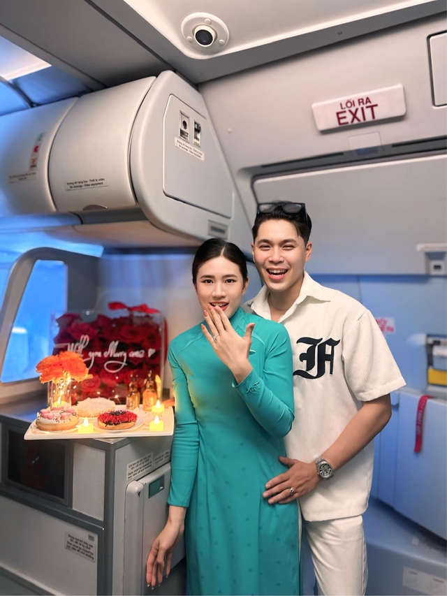 CLIP: Cô gái Việt được cơ phó kiêm thầy dạy lái máy bay cầu hôn ngay trong buồng lái- Ảnh 5.