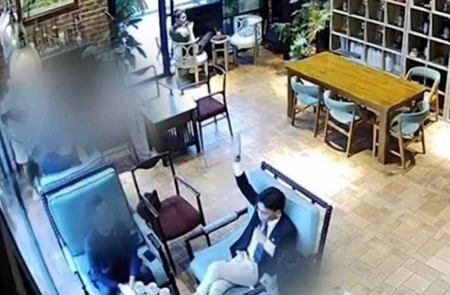 CLIP "tổng tài" lặn lội đến quán cà phê xin lỗi, chủ quán: "24h là quá muộn, mời ra ngoài, chị không tiếp em”- Ảnh 3. CLIP "tổng tài" lặn lội đến quán cà phê xin lỗi, chủ quán: "24h là quá muộn, mời ra ngoài, chị không tiếp em”- Ảnh 3.