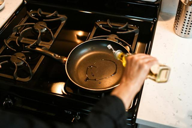 Dùng sai một loại chảo, người phụ nữ nhiễm “hóa chất vĩnh cửu”, bị ung thư gan- Ảnh 1.