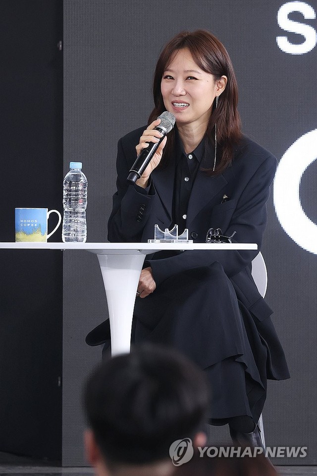 Ha Jung Woo - Gong Hyo Jin lộ "bệnh ngôi sao" ở LHP Busan: Đã đi muộn còn coi thường khán giả ra mặt?- Ảnh 3.