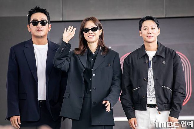 Ha Jung Woo - Gong Hyo Jin lộ "bệnh ngôi sao" ở LHP Busan: Đã đi muộn còn coi thường khán giả ra mặt?- Ảnh 1.