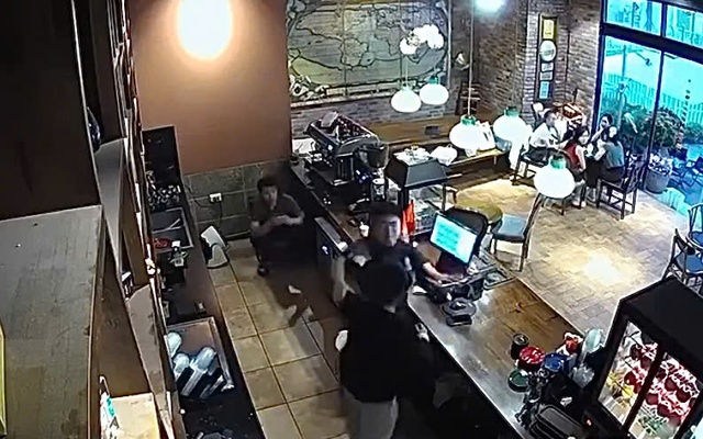 CLIP "tổng tài" lặn lội đến quán cà phê xin lỗi, chủ quán: "24h là quá muộn, mời ra ngoài, chị không tiếp em”- Ảnh 4. CLIP "tổng tài" lặn lội đến quán cà phê xin lỗi, chủ quán: "24h là quá muộn, mời ra ngoài, chị không tiếp em”- Ảnh 4.