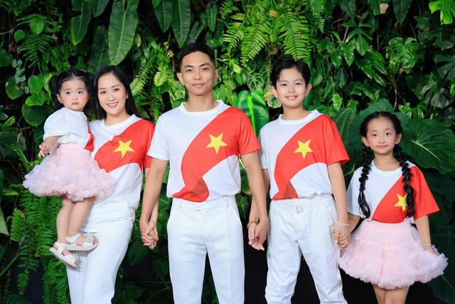 Gia đình Khánh Thi-Phan Hiển tung bộ ảnh yêu nước cực xịn, visual 3 Gia đình Khánh Thi-Phan Hiển tung bộ ảnh yêu nước cực xịn, visual 3