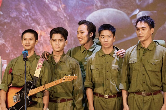 Nam chính Mưa Đỏ bị đồng đội bỏ lại ngay tại sân vận động Mỹ Đình vì có 1 hành động “quá mắc cỡ”- Ảnh 5.