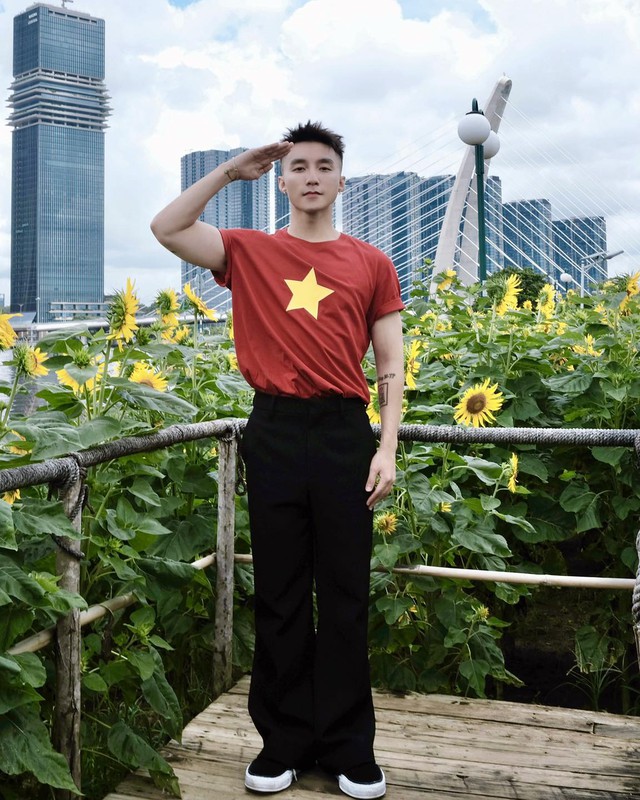 Sơn Tùng - MONO gây sốt trong cùng 1 buổi sáng: Em cười tươi rói diễu hành, anh viral MXH với 2 bức ảnh!- Ảnh 2.