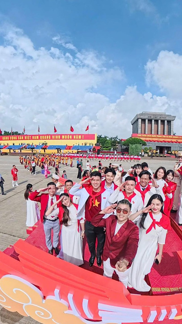 Duy Mạnh bảnh hết cỡ, "sĩ hết đời" khi hiên ngang vẫy cờ Tổ quốc trên quảng trường Ba Đình lịch sử sáng 2/9- Ảnh 2.
