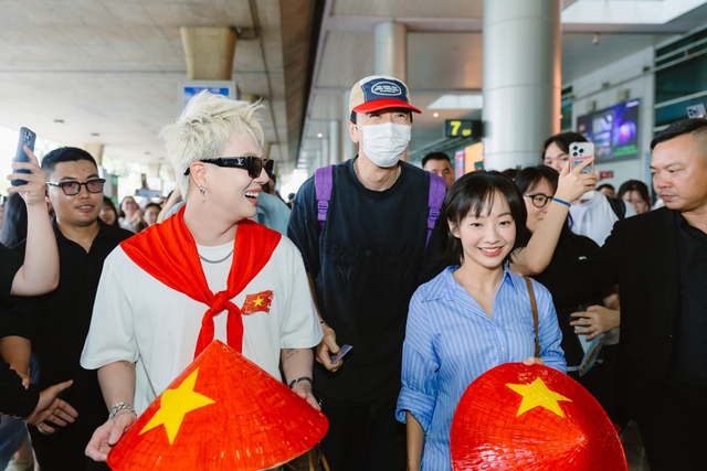 "Sít rịt" trong ngày 2/9: Lee Kwang Soo đổ bộ Tân Sơn Nhất, hào hứng đội nón lá cờ Việt Nam làm fan nức lòng- Ảnh 1. "Sít rịt" trong ngày 2/9: Lee Kwang Soo đổ bộ Tân Sơn Nhất, hào hứng đội nón lá cờ Việt Nam làm fan nức lòng- Ảnh 1.
