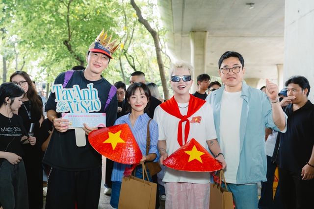 "Sít rịt" trong ngày 2/9: Lee Kwang Soo đổ bộ Tân Sơn Nhất, hào hứng đội nón lá cờ Việt Nam làm fan nức lòng- Ảnh 2. "Sít rịt" trong ngày 2/9: Lee Kwang Soo đổ bộ Tân Sơn Nhất, hào hứng đội nón lá cờ Việt Nam làm fan nức lòng- Ảnh 2.
