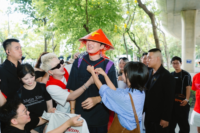 "Sít rịt" trong ngày 2/9: Lee Kwang Soo đổ bộ Tân Sơn Nhất, hào hứng đội nón lá cờ Việt Nam làm fan nức lòng- Ảnh 6. "Sít rịt" trong ngày 2/9: Lee Kwang Soo đổ bộ Tân Sơn Nhất, hào hứng đội nón lá cờ Việt Nam làm fan nức lòng- Ảnh 6.