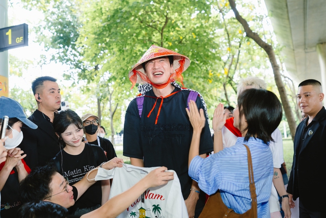 "Sít rịt" trong ngày 2/9: Lee Kwang Soo đổ bộ Tân Sơn Nhất, hào hứng đội nón lá cờ Việt Nam làm fan nức lòng- Ảnh 5. "Sít rịt" trong ngày 2/9: Lee Kwang Soo đổ bộ Tân Sơn Nhất, hào hứng đội nón lá cờ Việt Nam làm fan nức lòng- Ảnh 5.