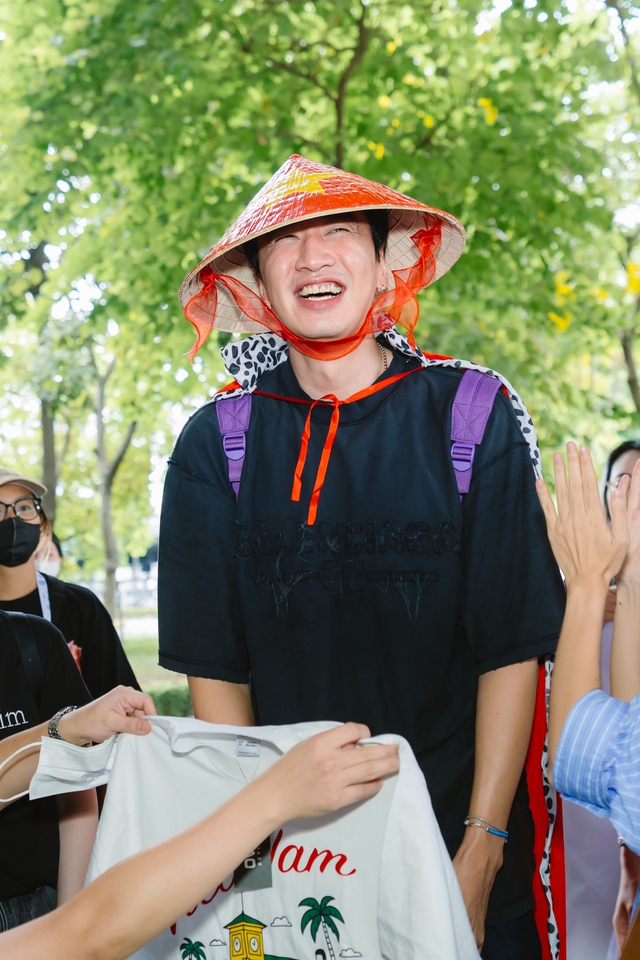 "Sít rịt" trong ngày 2/9: Lee Kwang Soo đổ bộ Tân Sơn Nhất, hào hứng đội nón lá cờ Việt Nam làm fan nức lòng- Ảnh 7. "Sít rịt" trong ngày 2/9: Lee Kwang Soo đổ bộ Tân Sơn Nhất, hào hứng đội nón lá cờ Việt Nam làm fan nức lòng- Ảnh 7.
