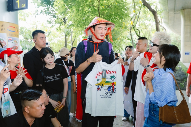 "Sít rịt" trong ngày 2/9: Lee Kwang Soo đổ bộ Tân Sơn Nhất, hào hứng đội nón lá cờ Việt Nam làm fan nức lòng- Ảnh 4. "Sít rịt" trong ngày 2/9: Lee Kwang Soo đổ bộ Tân Sơn Nhất, hào hứng đội nón lá cờ Việt Nam làm fan nức lòng- Ảnh 4.