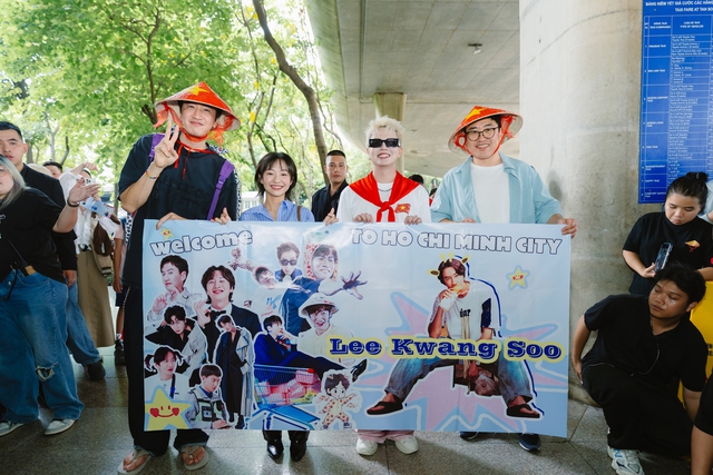 "Sít rịt" trong ngày 2/9: Lee Kwang Soo đổ bộ Tân Sơn Nhất, hào hứng đội nón lá cờ Việt Nam làm fan nức lòng- Ảnh 8. "Sít rịt" trong ngày 2/9: Lee Kwang Soo đổ bộ Tân Sơn Nhất, hào hứng đội nón lá cờ Việt Nam làm fan nức lòng- Ảnh 8.