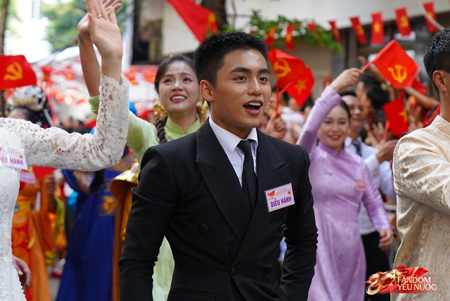 Chỉ đúng 1 hành động, Đen Vâu ẵm ngay điểm 10 tinh tế tại buổi diễu hành A80- Ảnh 6.