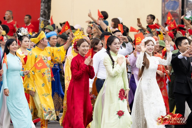 Nam diễn viên Vbiz bất ngờ hot khắp nơi với bộ ảnh diễu hành 2/9 “không điểm nào khen”!- Ảnh 10.