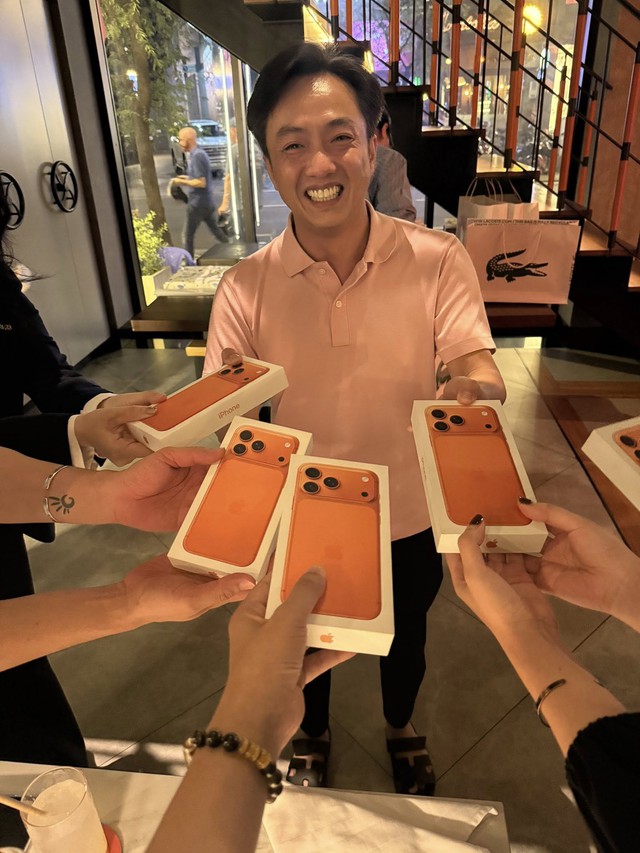 Cường Đô La không nói mình giàu, Cường Đô La chỉ đem “cả lố” iPhone 17 Pro Max gặp là tặng!- Ảnh 3.