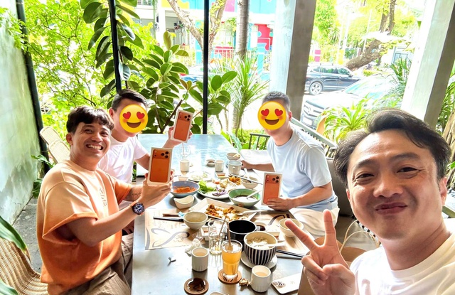 Cường Đô La không nói mình giàu, Cường Đô La chỉ đem “cả lố” iPhone 17 Pro Max gặp là tặng!- Ảnh 2.