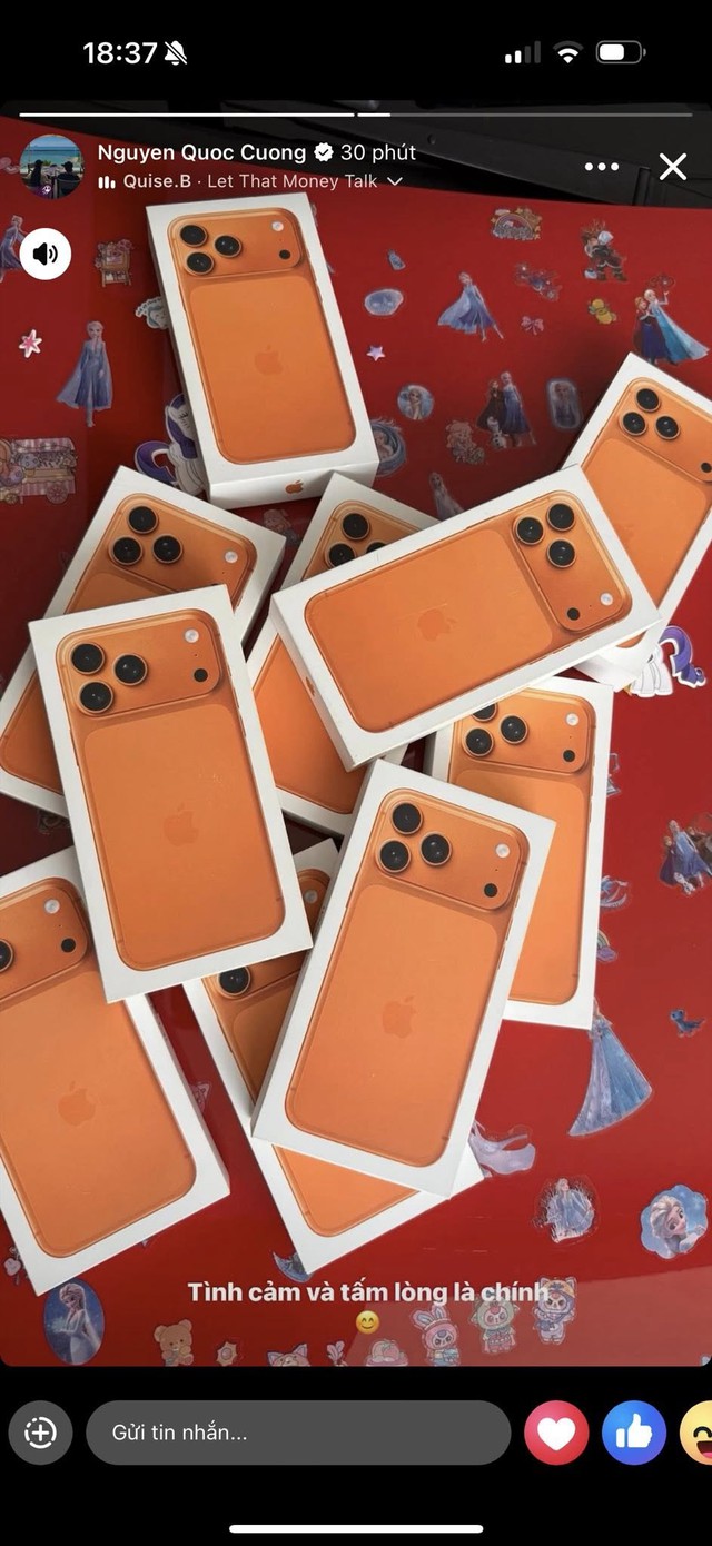 Cường Đô La không nói mình giàu, Cường Đô La chỉ đem “cả lố” iPhone 17 Pro Max gặp là tặng!- Ảnh 1.