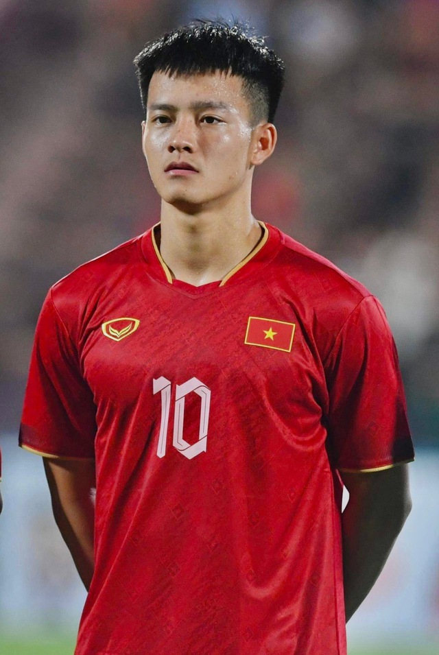 Hot boy miền Tây Nguyễn Thanh Nhàn: Visual đỉnh nhất U23 Việt Nam, 22 tuổi đã lên chức bố- Ảnh 1.