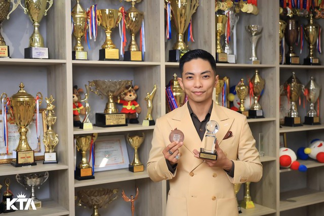 Phan Hiển khoe kho "vàng" vô giá cùng Khánh Thi nhưng xem đến cuối ai cũng bật cười vì một hành động- Ảnh 4.
